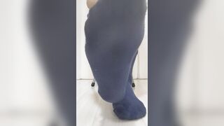ミニスカ女装男子が紺色の靴下を履いた足裏を見せつける！