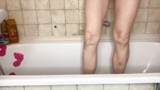 Real Video from my BathRoom Shaving my Legs and Pussy