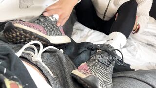 College Babe gives SOCKJOB in SWEATY Adidas ????