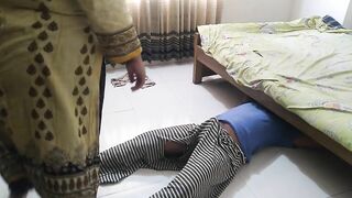 When the carpenter comes to the house to fix the bed then Indian hot aunty gives fuck Him - huge Cumshot cowgirl Riding