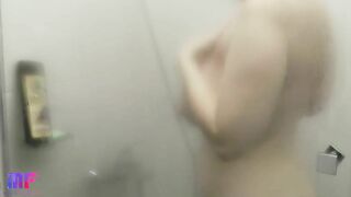 ???? Girl with big tits takes a shower