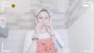 ???????? Wet t-shirt with lollipop in the shower ????????