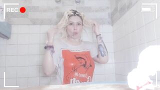 ???????? Wet t-shirt with lollipop in the shower ????????