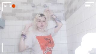 ???????? Wet t-shirt with lollipop in the shower ????????