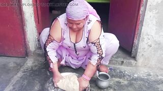 Pakistani House Wife atta gundhty hue Sex