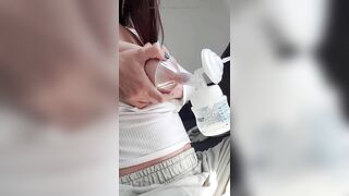 How to pump breastmilk