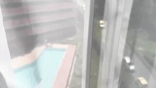 chica depravada se masturba en la ventana espiando a dos chicas en la piscina de su residencia